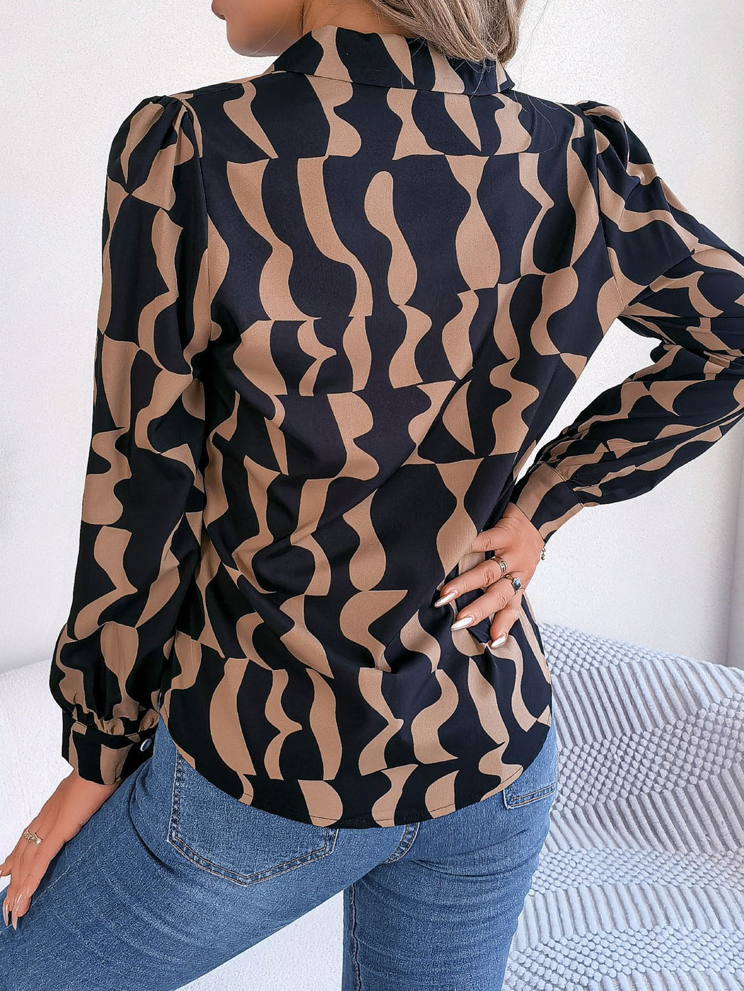 Damen Hemdbluse mit modernem grafischem Muster und eleganter Button-Down-Leiste EB