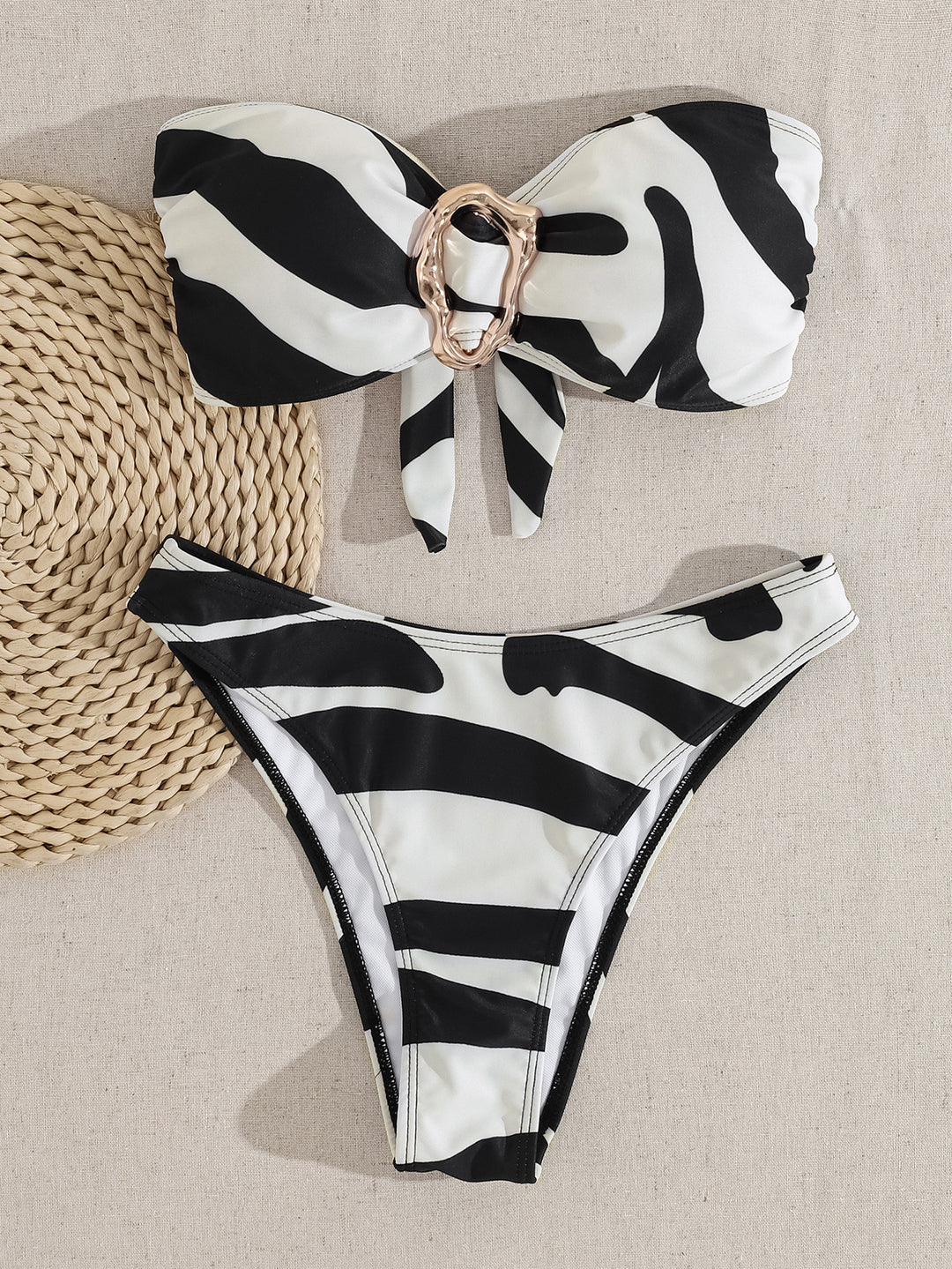 Damen Bandeau-Bikini mit modischem Schnallen-Detail und asymmetrischem Schnitt EB