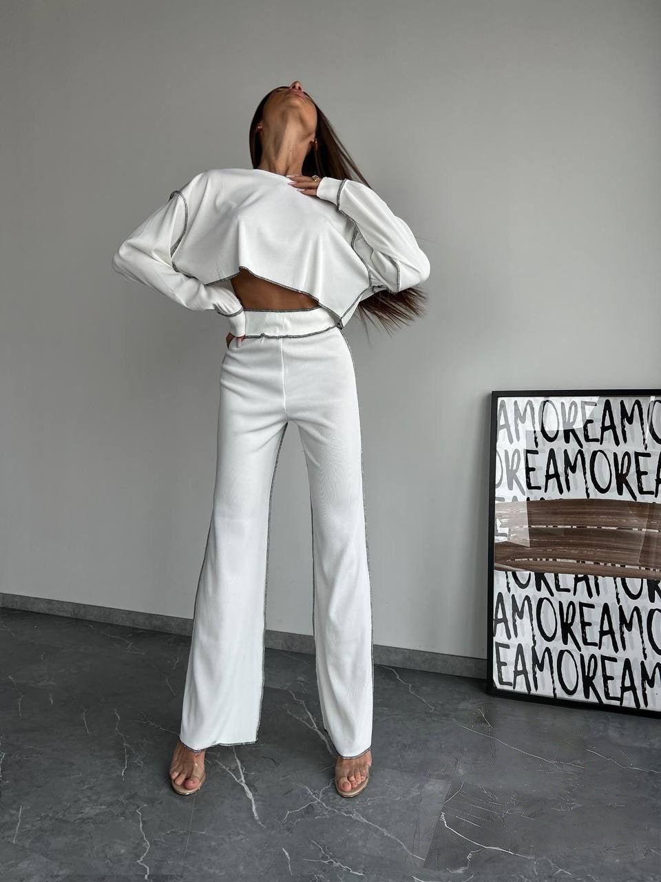 Damen Cropped Oversized-Sweatshirt mit Overlocknähten und High-Waist ausgestellter Hose Set Eichborn Berlin