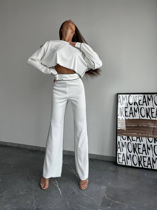 Damen Cropped Oversized-Sweatshirt mit Overlocknähten und High-Waist ausgestellter Hose Set Eichborn Berlin