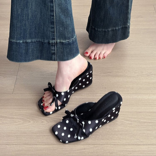 Damen elegante Mules mit gepunktetem Design und zartem Schleifenakzent EB