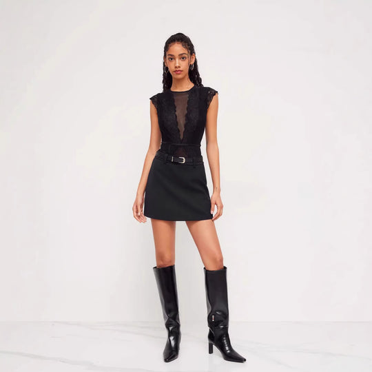 Damen Elegantes Spitzenbody mit tiefem V-Ausschnitt und zarten Rüschendetails EB