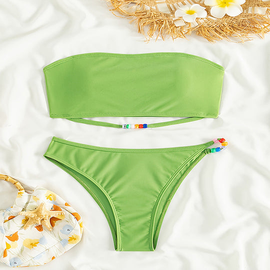 Damen Bandeau-Bikini-Set mit modischen Schnürdetails und zierlichem Anhänger EB