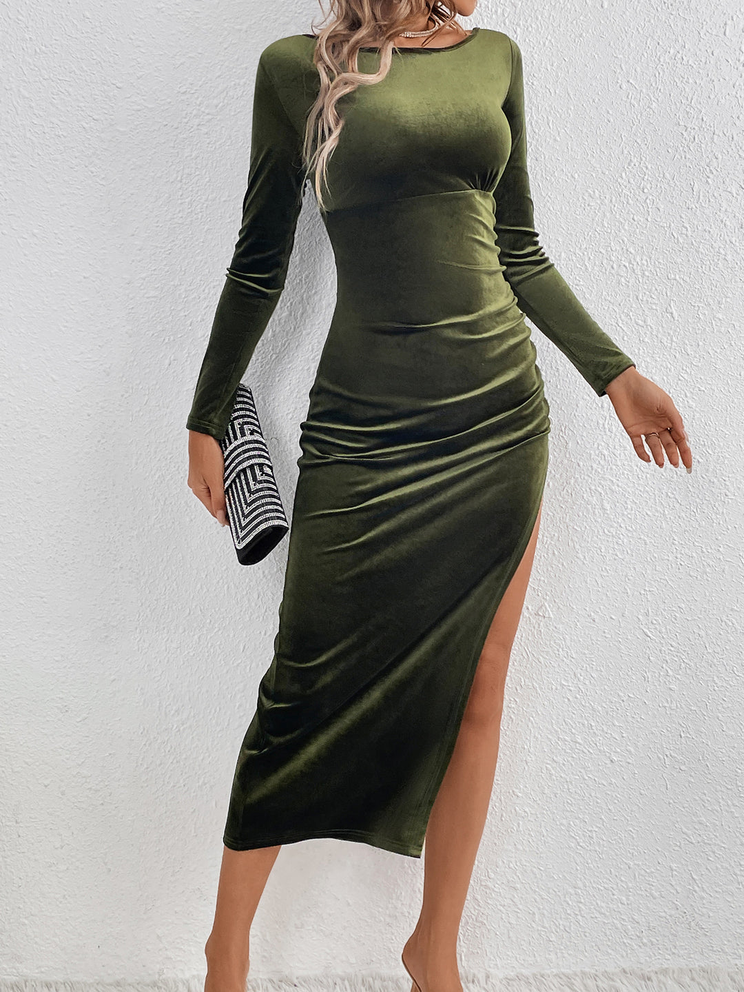 Damen figurbetontes Samt-Maxikleid mit langen Ärmeln, taillierter Silhouette und hohem Beinschlitz Eichborn Berlin