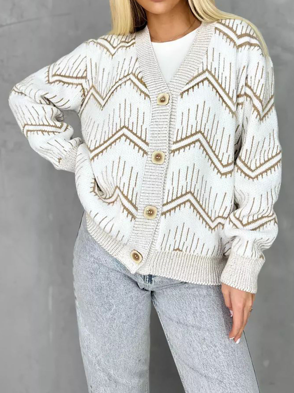 Damen Strickjacke mit modernem Chevron-Muster und erstklassigen Knopfdetails EB