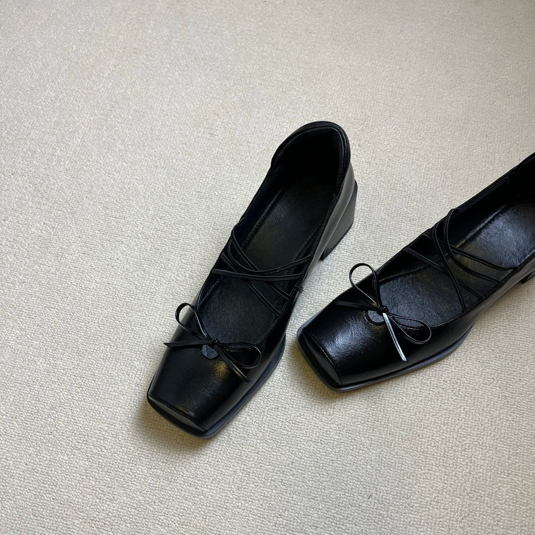 Damen Quadratpumps mit dekorativen Schnürdetails und elegantem Blockabsatz EB