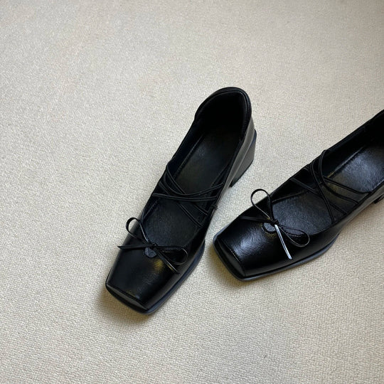 Damen Quadratpumps mit dekorativen Schnürdetails und elegantem Blockabsatz EB