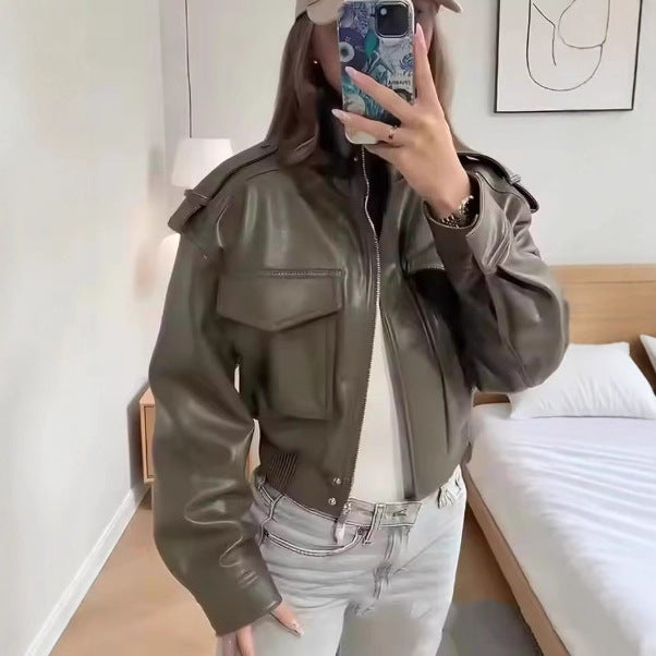 Damen nan kurz geschnittene Military-inspirierte Kunstlederjacke mit hohem Stehkragen, aufgesetzten Pattentaschen, Schulterklappen und geripptem Bund EB