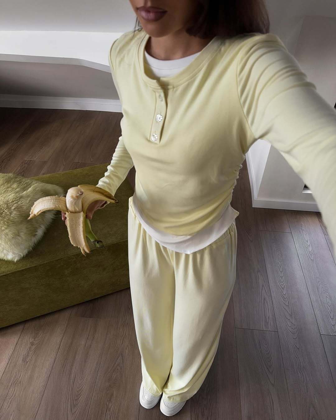 Damen Loungewear-Set aus weichem Modal mit Henley-Knopfleiste und weitem High‑Waist Loungehose EB