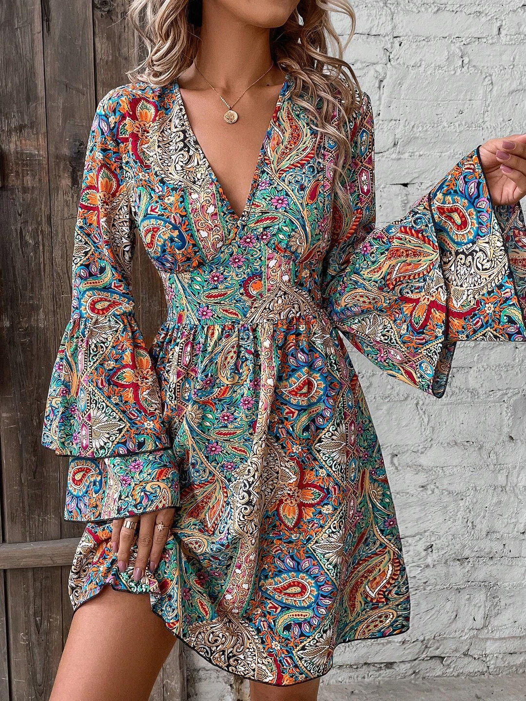Damen nan Boho-Minikleid mit tiefem V-Ausschnitt, Trompetenärmeln und geraffter Taille EB