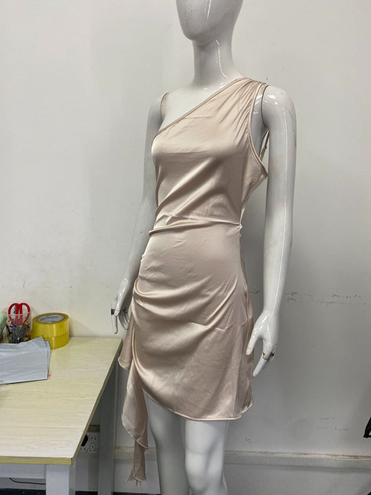 Damen Elegantes Ein-Schulter Kleid mit fließendem Schnitt und asymmetrischem Saum EB