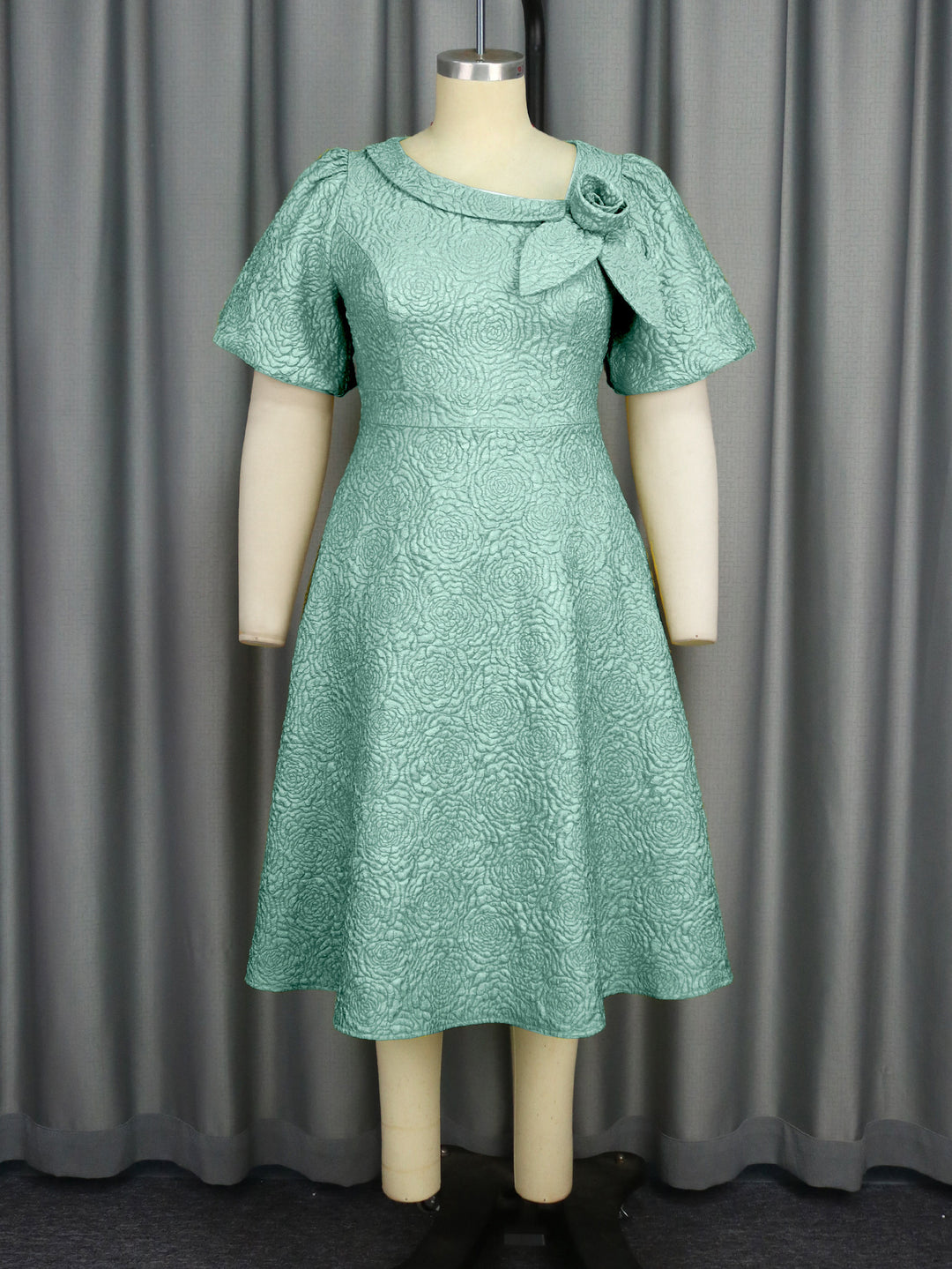 Damen Elegantes Kleid mit strukturierter Blumenapplikation EB