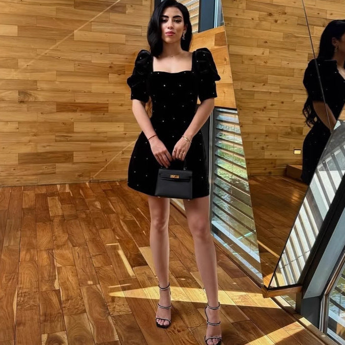 Damen Samtkleid mit Puffärmel und glitzernden Details EB