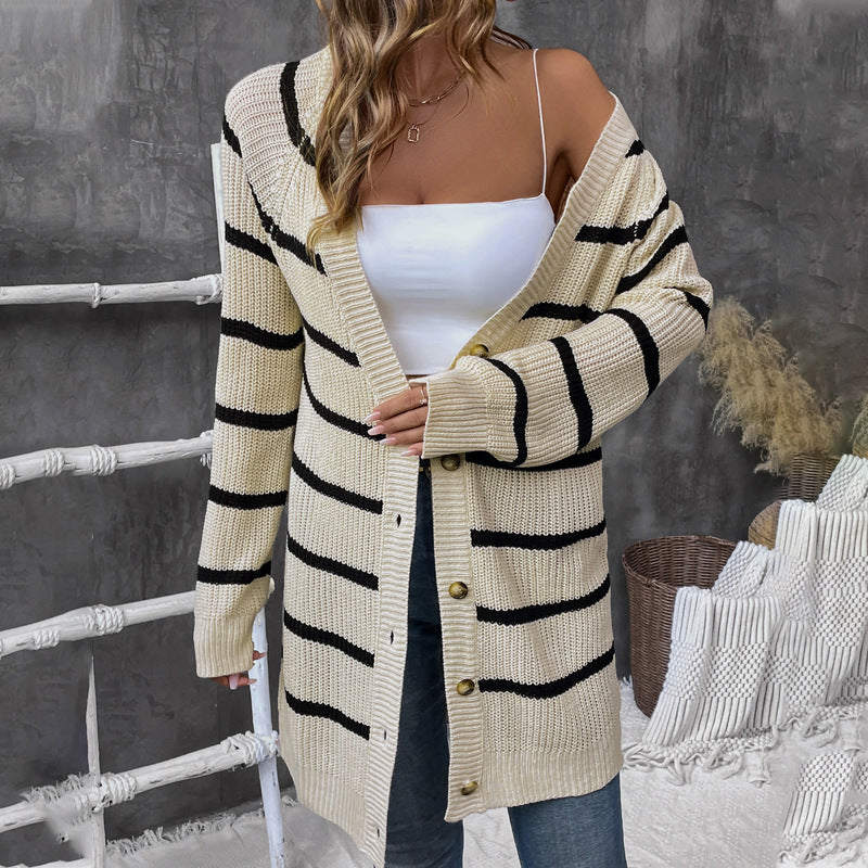 Damen Strickjacke mit modernem Streifenmuster und hochwertigen Knopfdetails EB