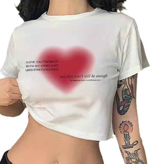 Damen Crop-T-Shirt mit verspieltem Lippenmotiv und modernem Schriftzug EB