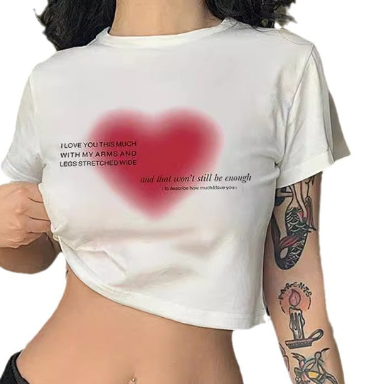 Damen Crop-T-Shirt mit verspieltem Lippenmotiv und modernem Schriftzug EB