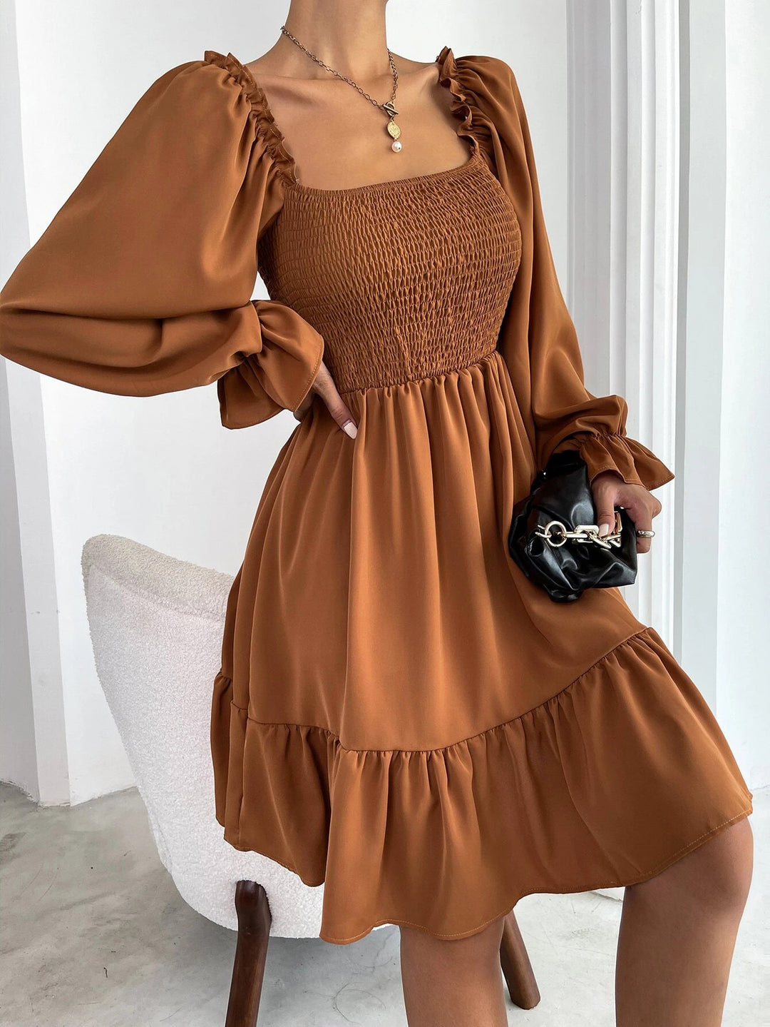 EB | Paralleles Krepp genähtes Kleid mit Rüschensaum