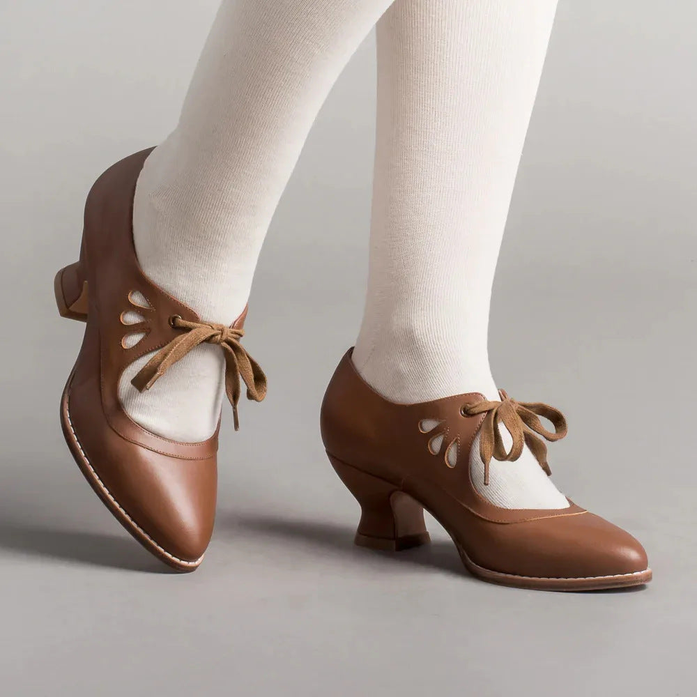 Damen  Vintage-inspirierte Mary-Jane Pumps mit geschwungenem Mittelhochabsatz und Zierlochung EB