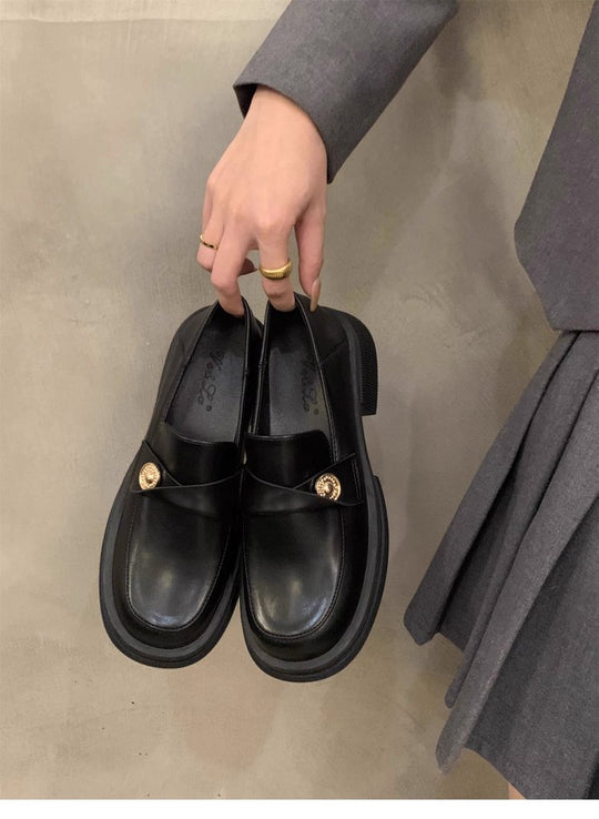 Damen elegante Lackleder-Mokassins mit goldener Schnallenverzierung EB