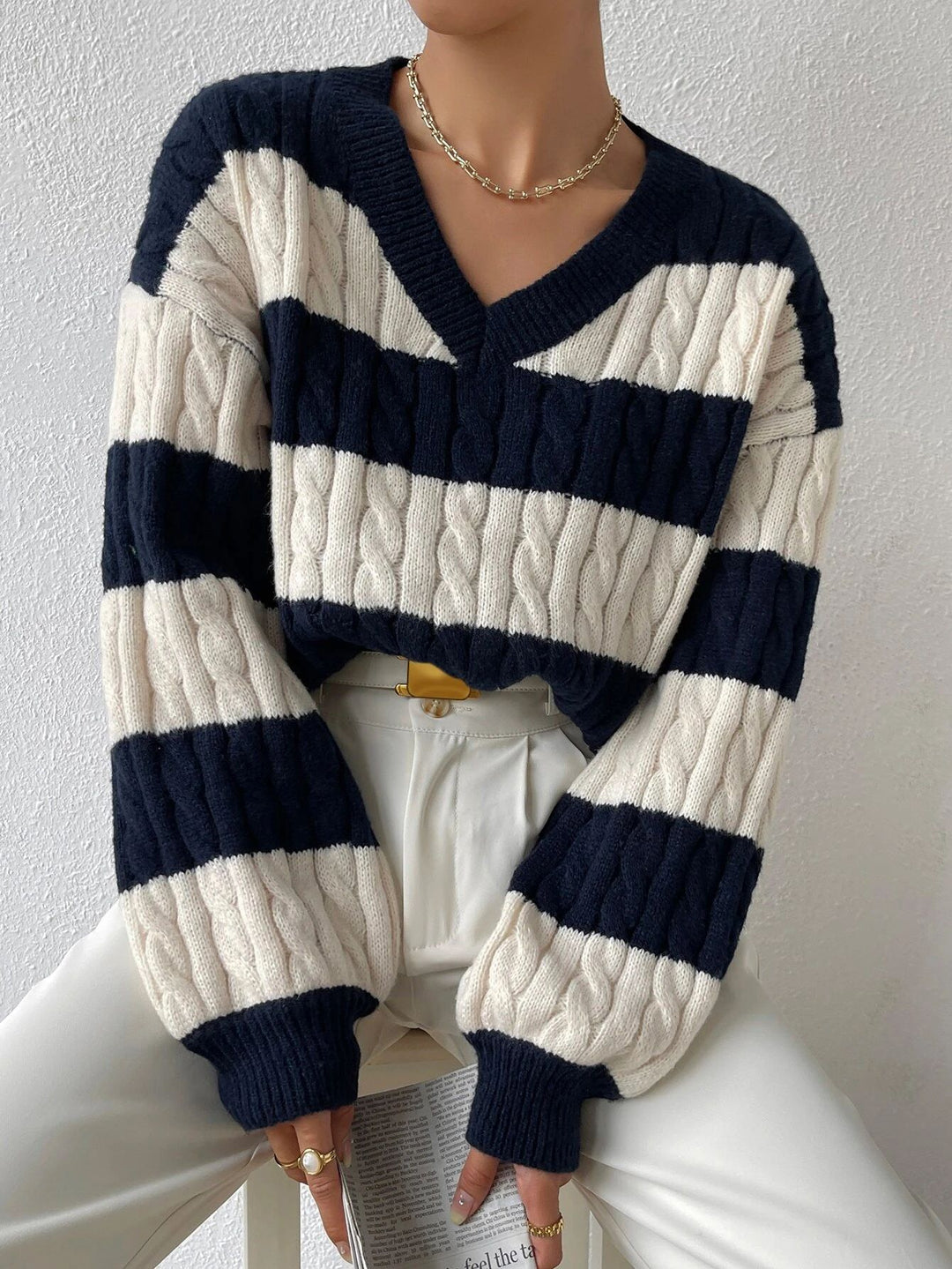 Damen nan gestreifter Grobstrick-Pullover mit Zopfmuster, tiefem V-Ausschnitt und oversized Passform EB