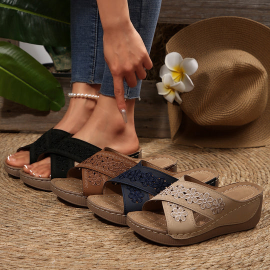 Damen Elegante und komfortable Wedgesandalen mit floralem Design EB