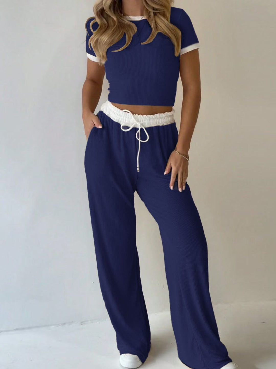 Damen lässiges zwei-teiliges Freizeit-Set mit cropped T-Shirt und weiten Hose EB