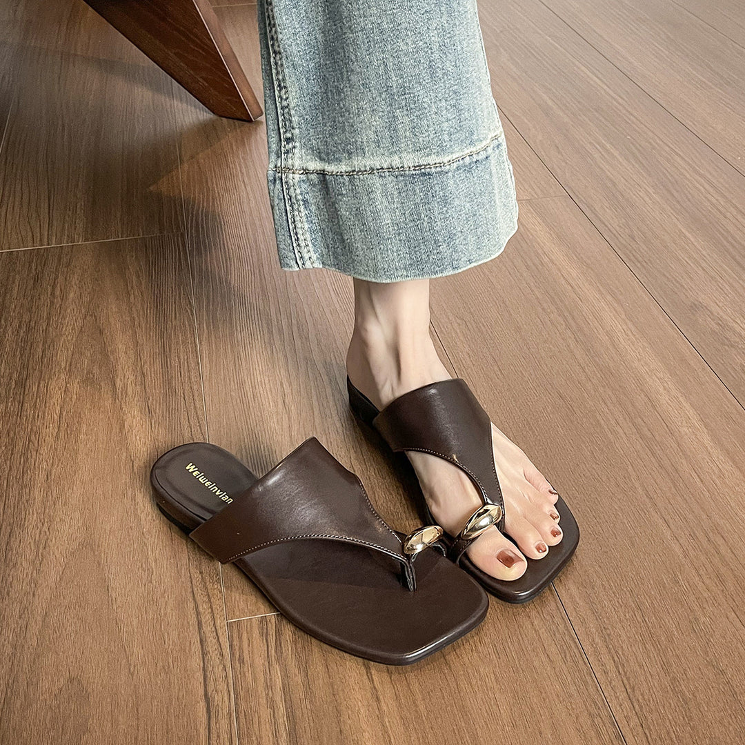 Damen elegante Zehentrenner-Sandalen mit modischem Riemendesign und goldener Applikation EB