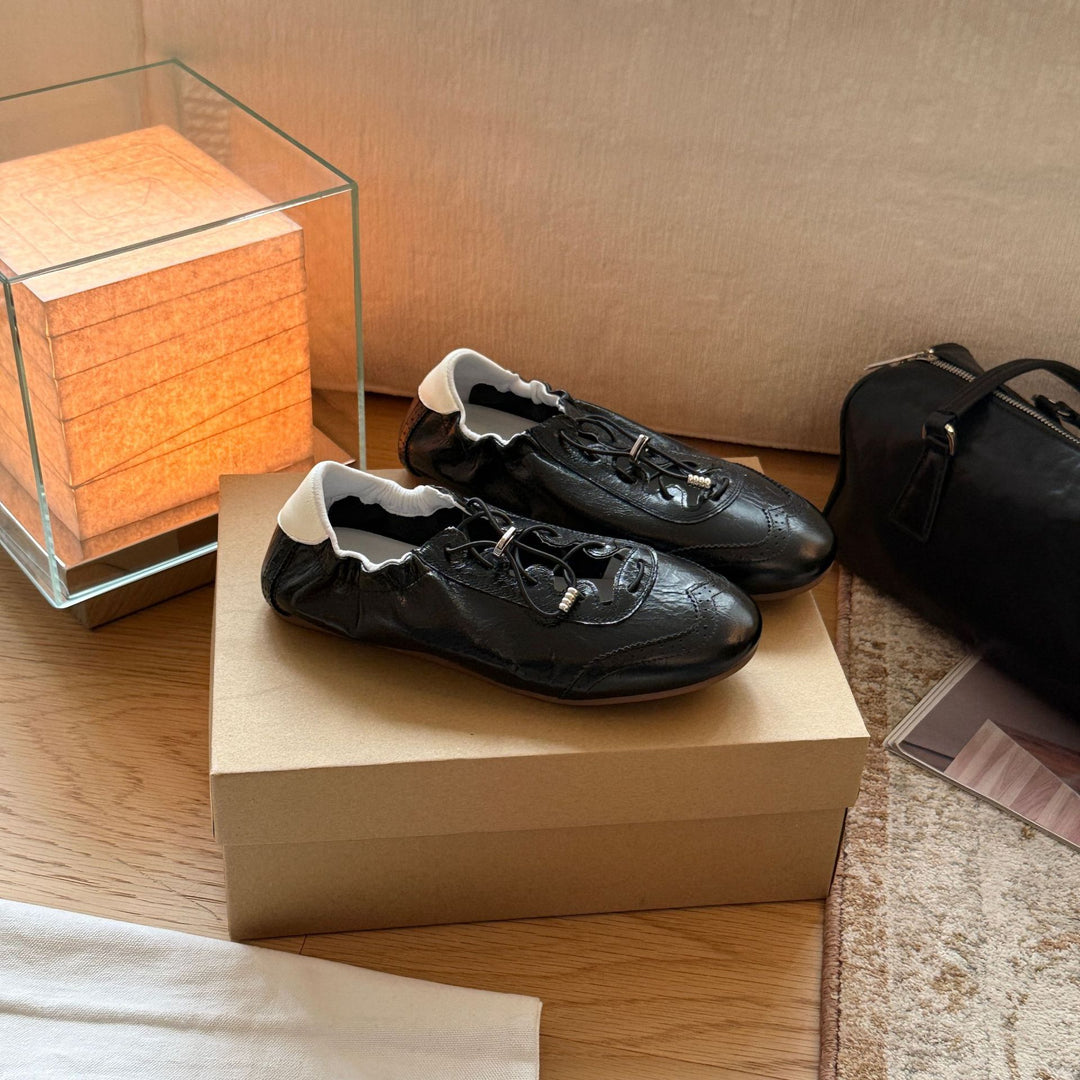 Damen Sportliche Sneakers aus glänzendem Metallic-Leder mit flexiblem Schnürsystem EB