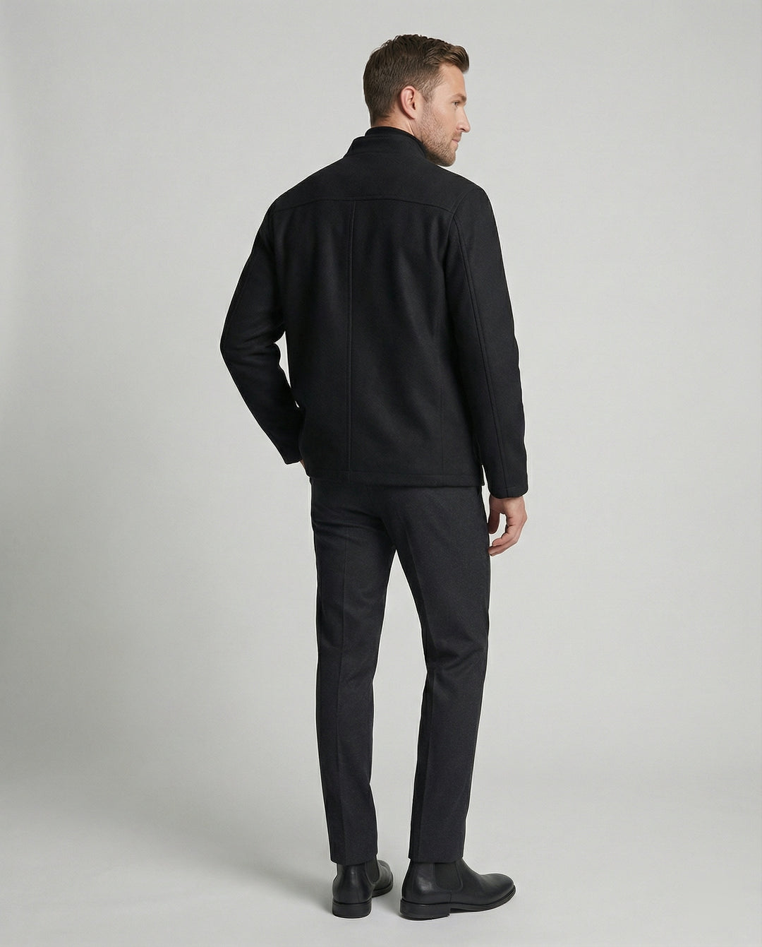Herren minimalistischer Kurzblazer aus Wollmix mit Rundhalsausschnitt und aufgesetzten Taschen EB