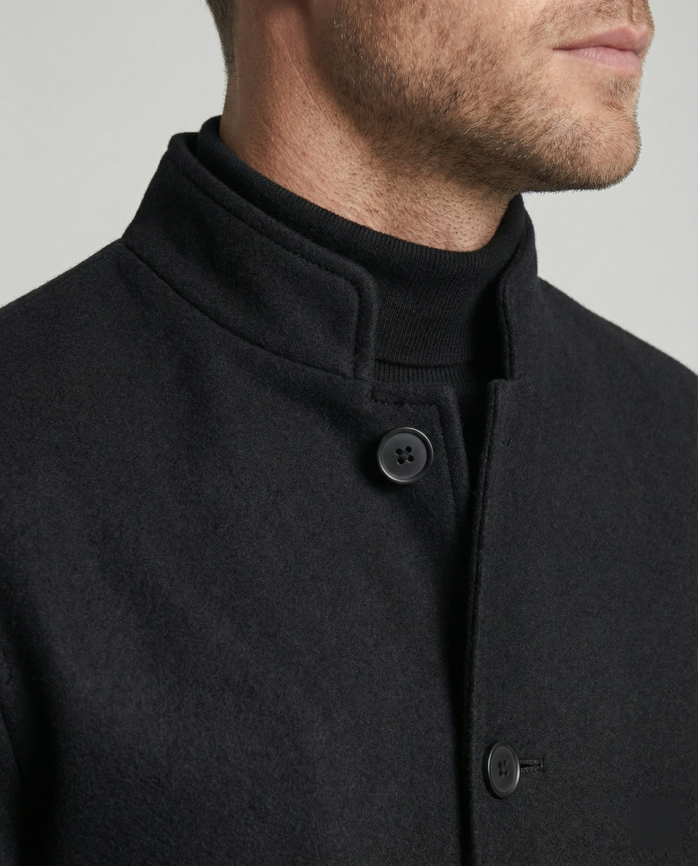 Herren minimalistischer Kurzblazer aus Wollmix mit Rundhalsausschnitt und aufgesetzten Taschen EB