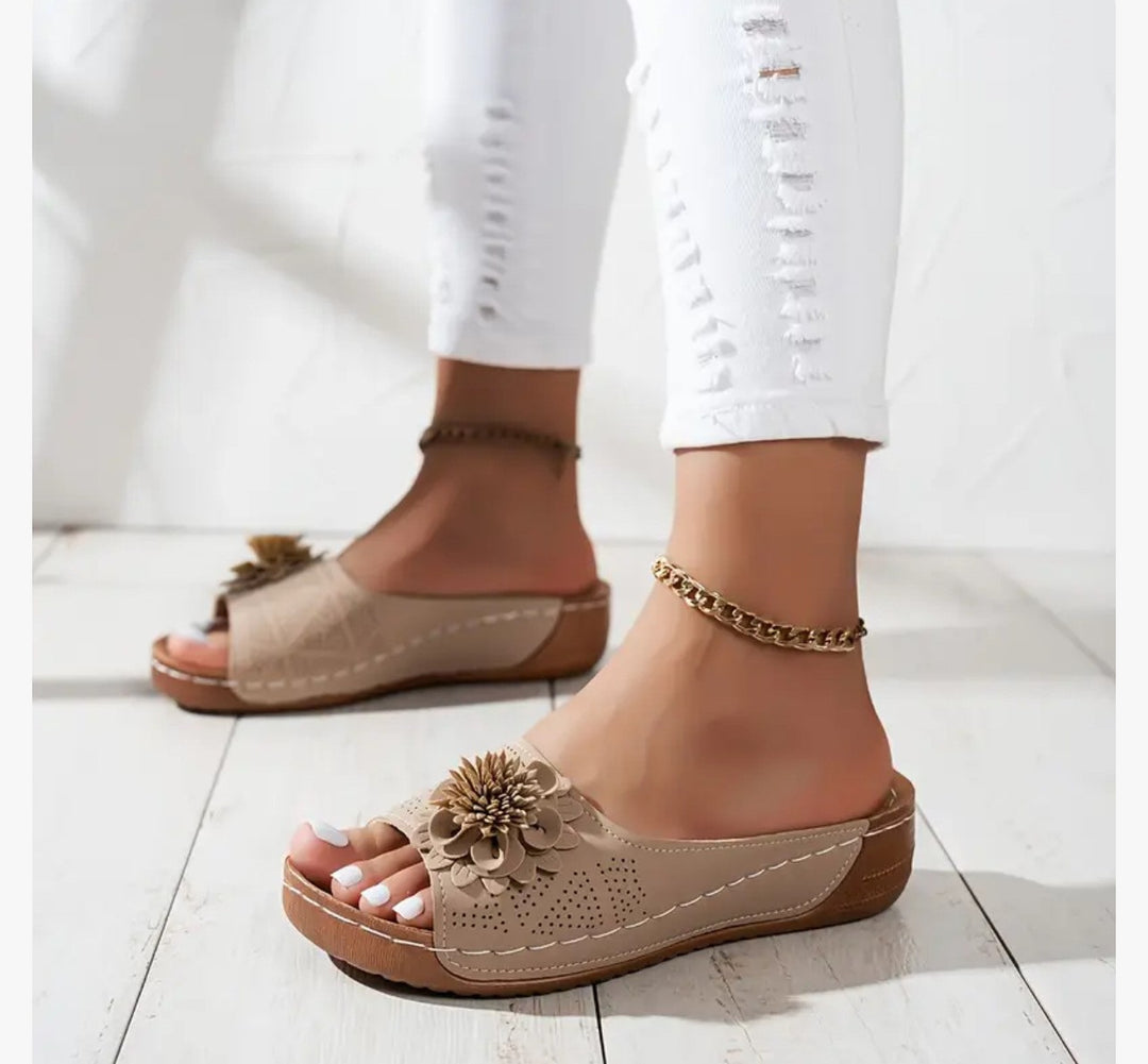 Damen Pantolette mit modischer Perforation und eleganter Blumenapplikation EB