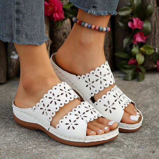 Damen komfortable Riemchen-Sandalen mit floralen Verzierungen EB