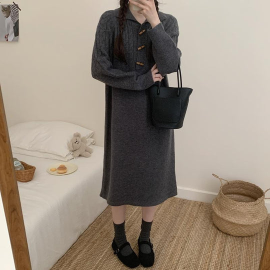 Damen Strickkleid mit Kragen und Knopfdetails EB