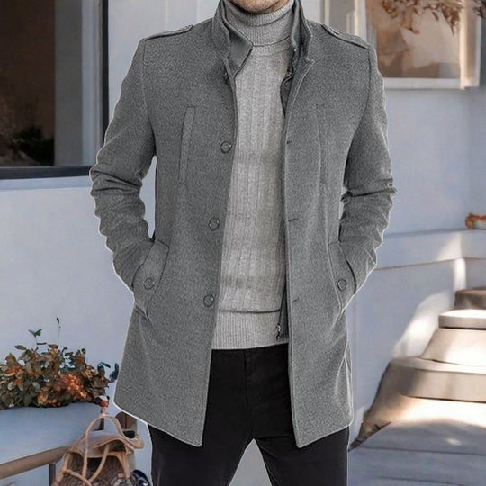 Herren eleganter, mittelschwerer Freizeitmantel mit Stehkragen und seitlichen Taschen EB