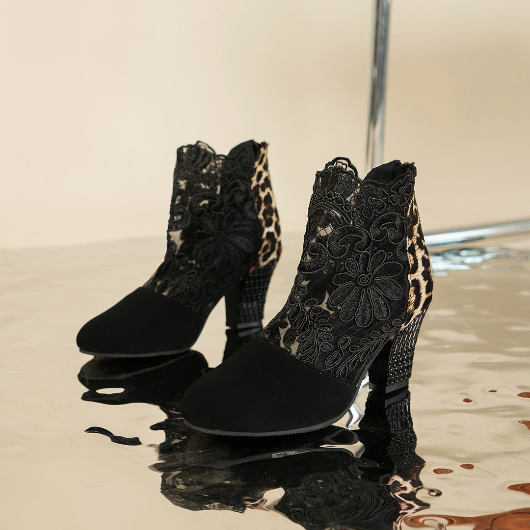 Damen Elegante und modische Stiefeletten mit floralen Akzenten und Animal-Print EB