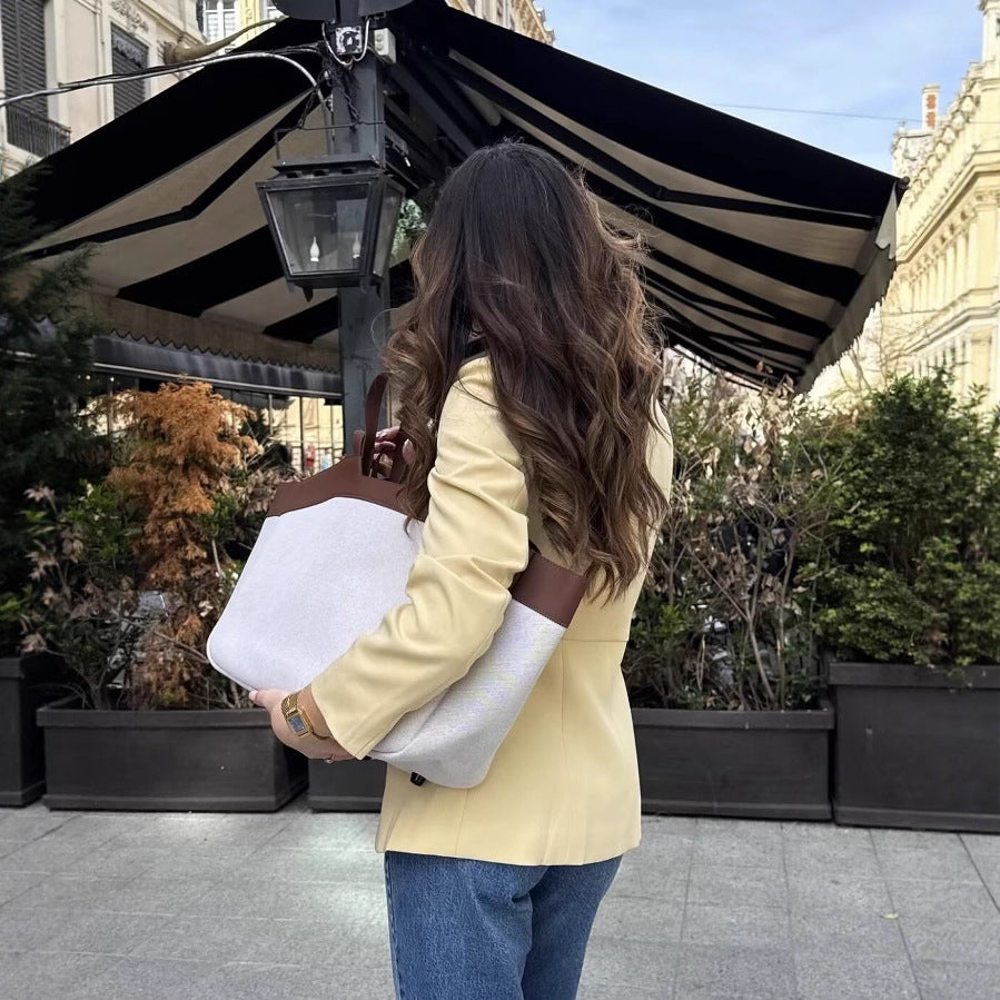 Damen nan taillierter knopfblazer mit Rundhalsausschnitt und angedeuteten Pattentaschen EB