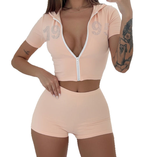 Damen sportliches cropped Hoodie-Set mit kurzen Shorts und glänzenden Akzenten EB