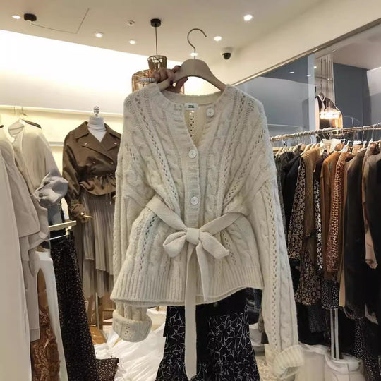 Damen Strickjacke mit Taillengürtel und Zopfmuster EB