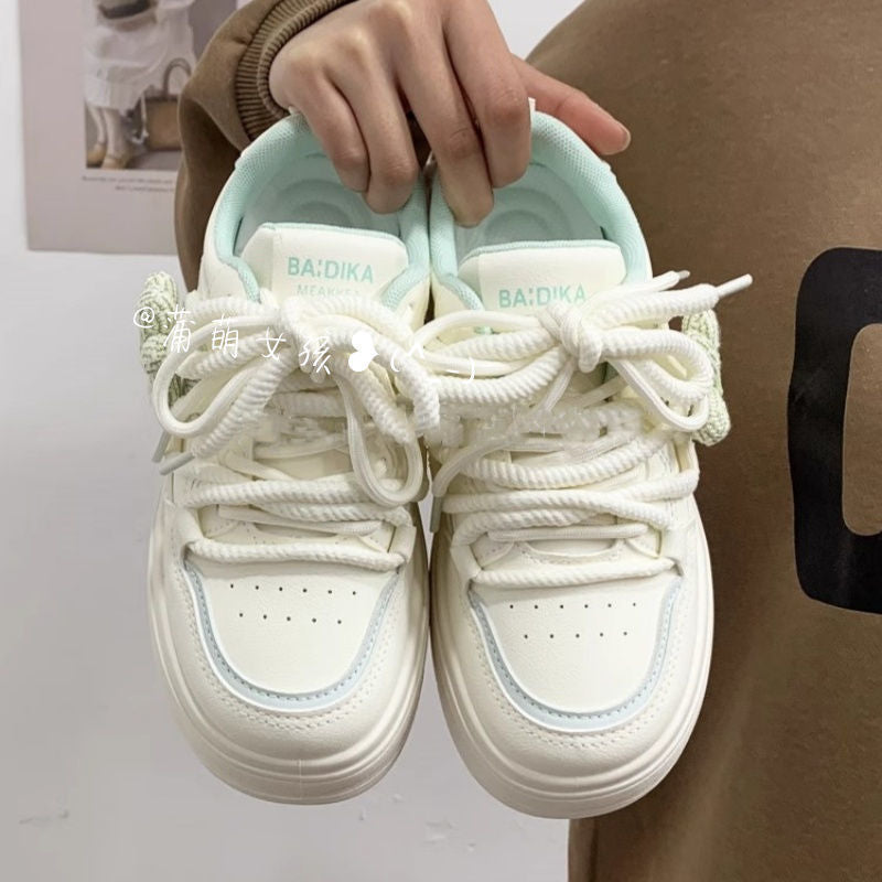 Damen Sneakers mit floralem Anhänger und komfortabler Sohle EB