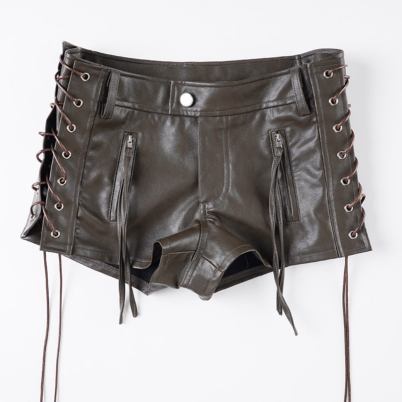Damen Kunstleder-Shorts mit dekorativen Knopfdetails EB