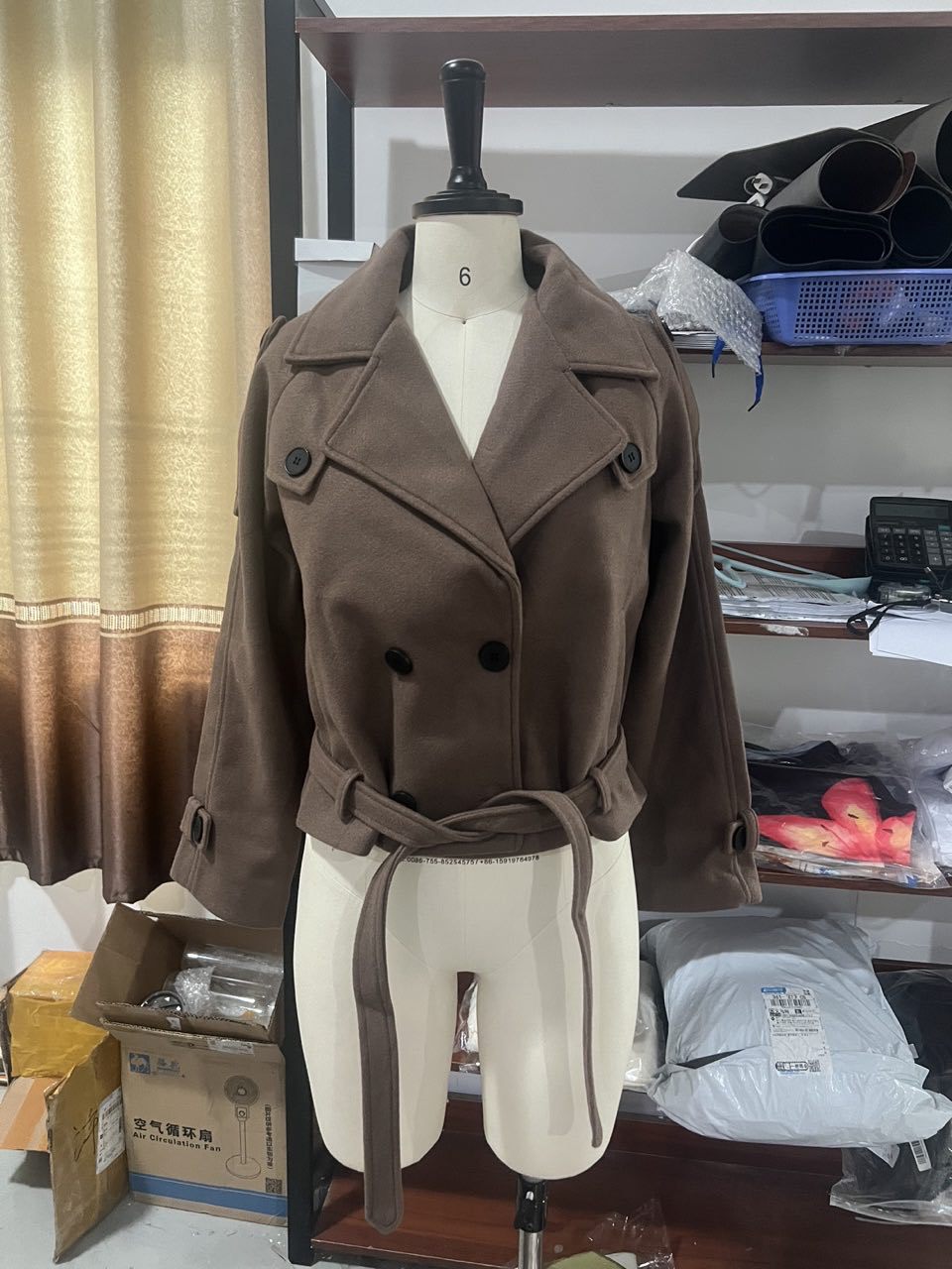Damen Cropped Trenchjacke mit taillierbarem Gürtel und doppelt knöpfbarem Design EB