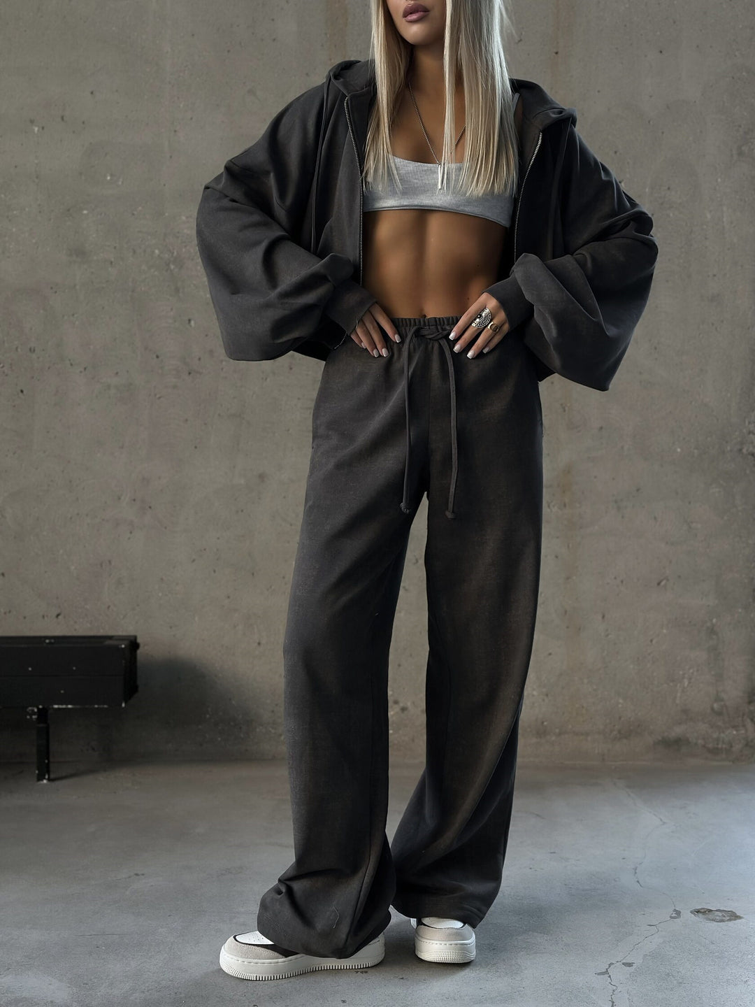 Damen kurzes Kapuzenzipper-Lounge-Set mit oversized Ärmeln und weitem Jogginghose-Schnitt EB