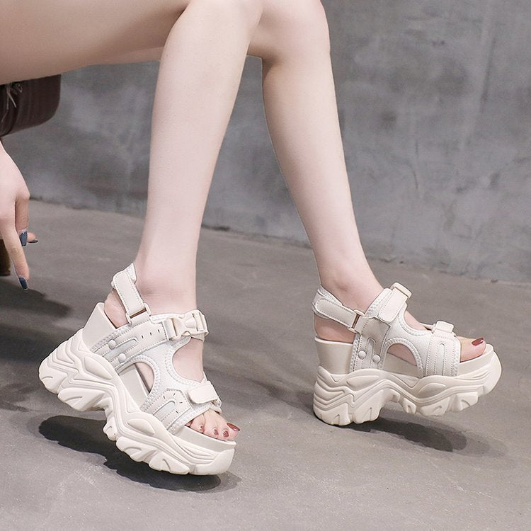 Damen Sportliche Sneaker-Sandalen mit hoher Sohle und verstellbaren Riemen EB
