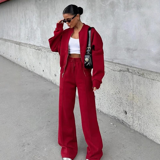 Damen sportive Oversize-Fleecejacke mit diagonaler Reißverschluss-Optik und weit geschnittener High-Waist-Jogginghose Eichborn Berlin
