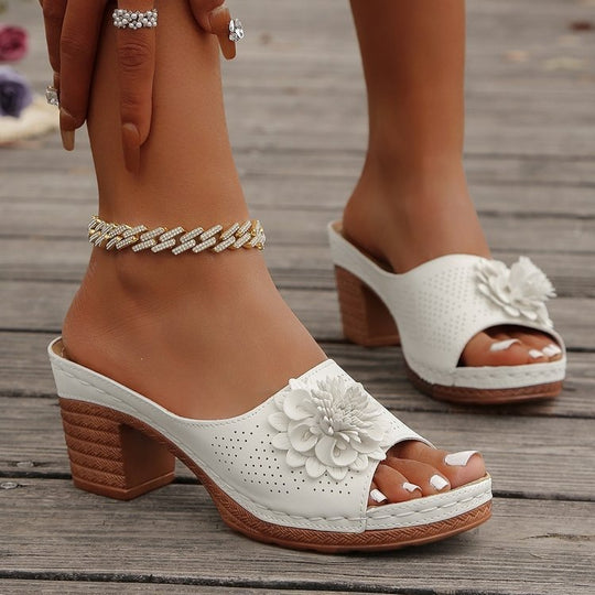 Damen Lederoptik-Peeptoe Mules mit Blütenapplikation und mittlerem Blockabsatz EB