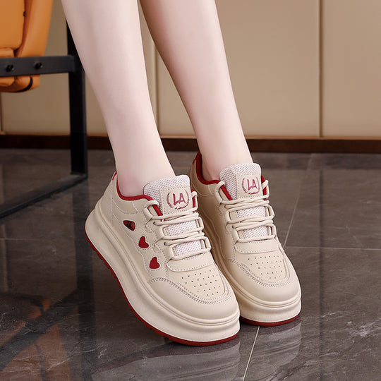 Damen Sportliche Sneakers mit Herz-Akzenten und kompaktem Profil EB