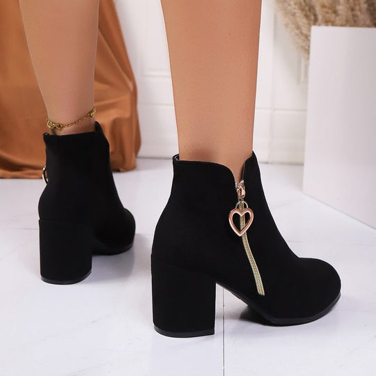 Damen Stiefeletten mit breitem Blockabsatz, Herz-Reißverschluss und Samtvelours-Optik EB
