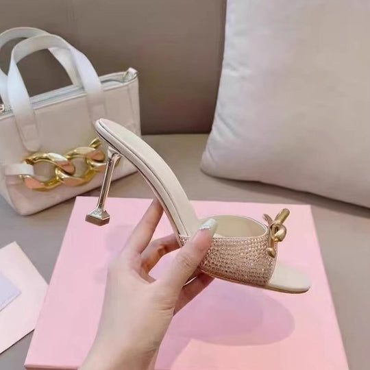 Damen Elegante High-Heel Mules mit funkelndem Kristallbesatz und goldener Zierschleife EB