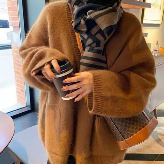Damen Oversized Strickjacke aus hochwertigem Mohair-Mix mit tiefem V-Ausschnitt und praktischen Taschen EB