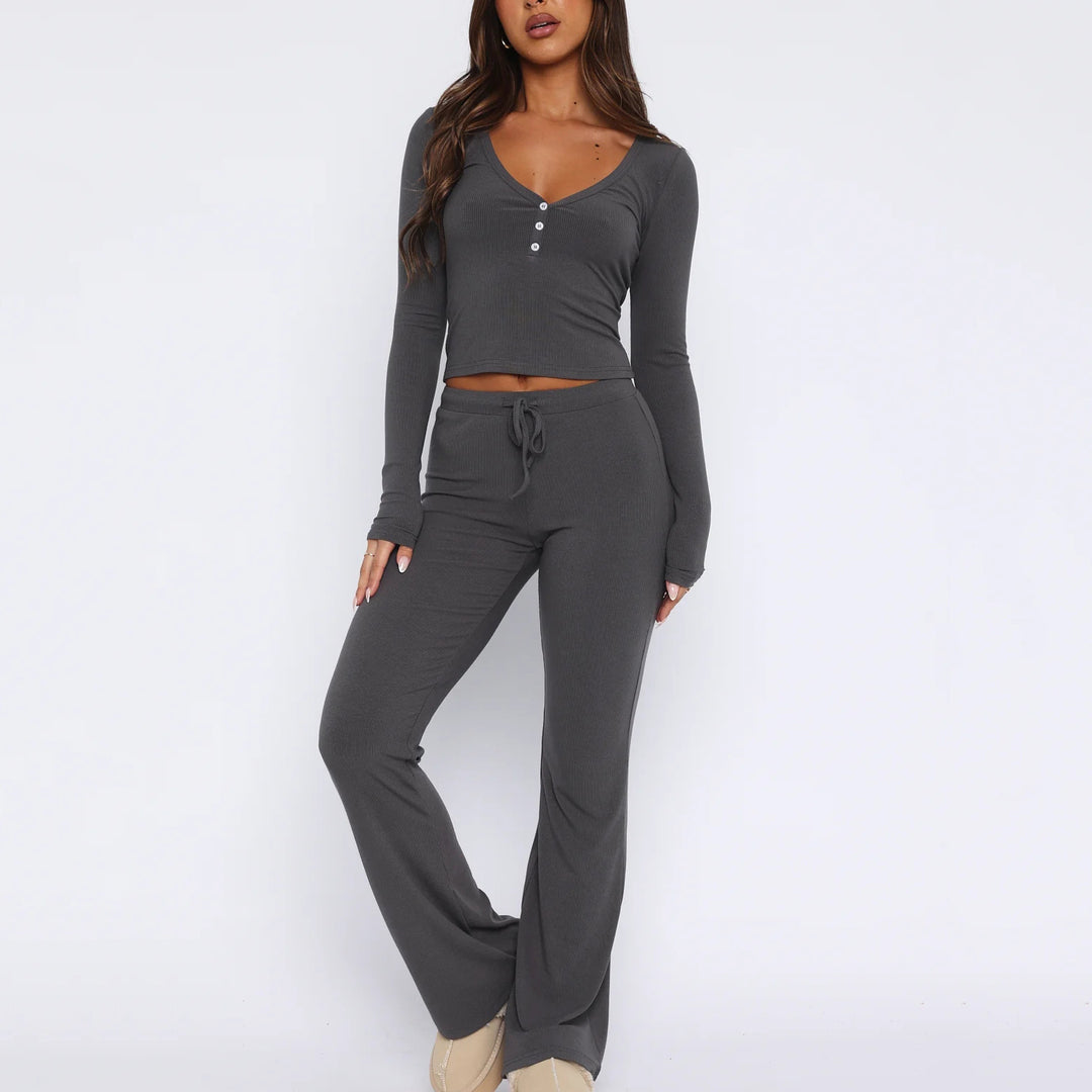 Damen geripptes Lounge-Set mit Henley-Knopfleiste, kurzem V-Shirt und hochgeschnittener Schlaghose EB